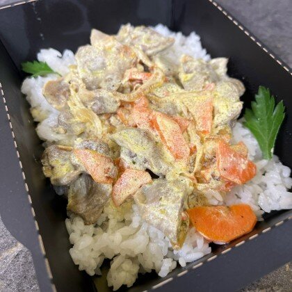 Желудочки куриные в сметанном соусе с рисом