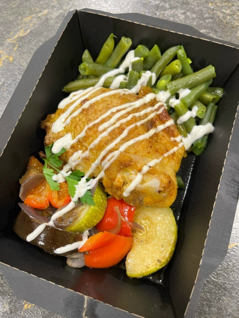 Куриное бедро с запеченными овощами