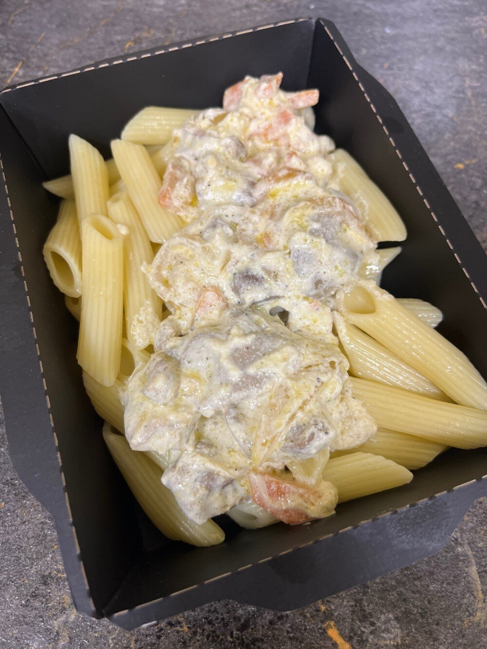 Желудочки куриные в сметанном соусе с макаронами