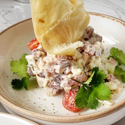 Мясной салат с фасолью