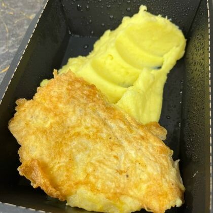 Жареная треска с пюре и с чесночным соусом
