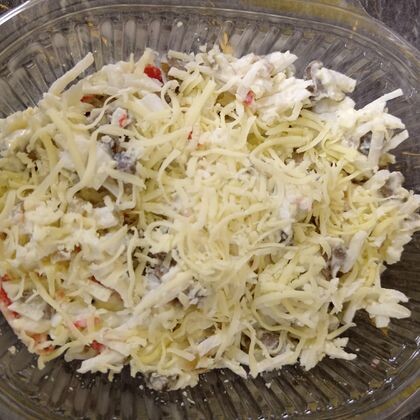 Салат с крабовыми палочками ,грибами ,луком и яйцом